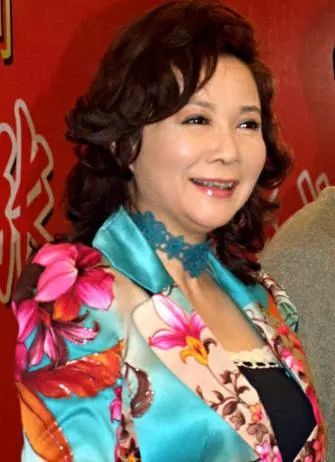 60岁"百变老太"蔡明近况曝光!万万想不到她活成了这样……_腾讯新闻