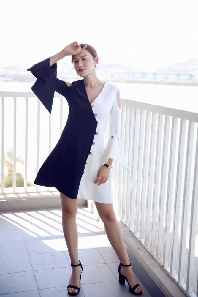 叶一茜真不一般,身穿拼接色连衣裙大秀大长腿,气质高级又洋气