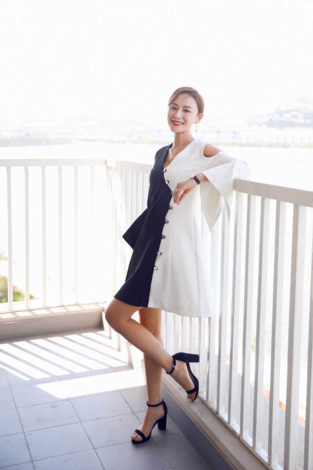 叶一茜真不一般身穿拼接色连衣裙大秀大长腿气质高级又洋气