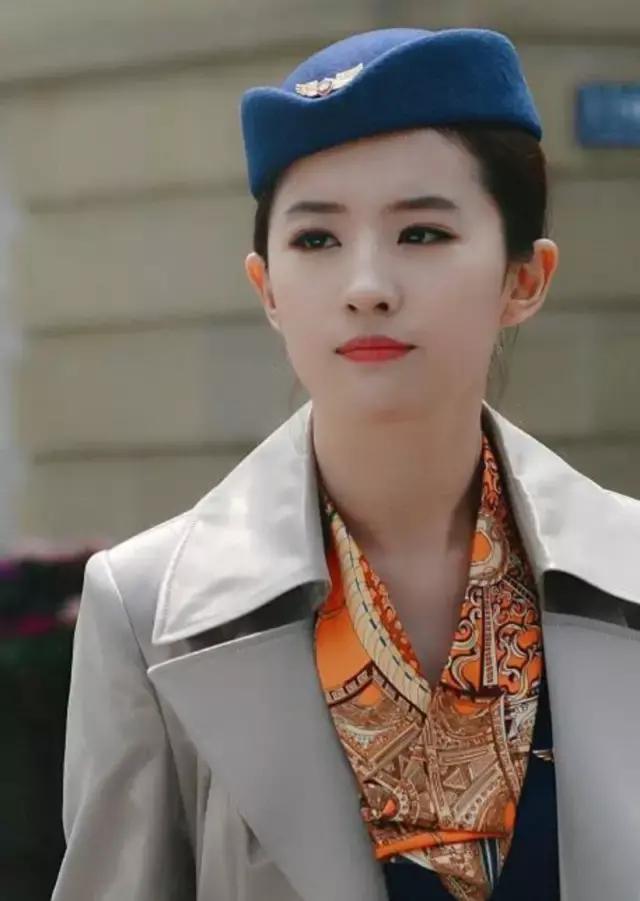 《露水红颜》中,刘亦菲饰演的空姐.