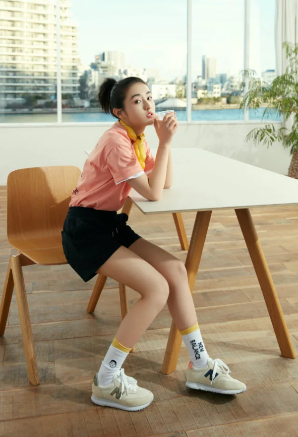 张子枫的腿是上帝亲手捏的?当她穿上白袜后,这身材谁不羡慕