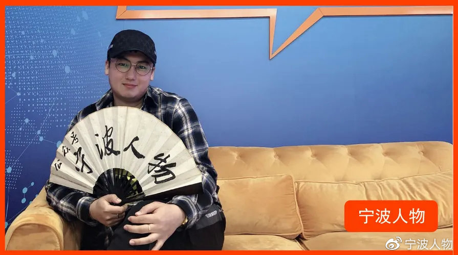 『 人物身份 』师从东方鹤王陈九怪(卧鹤先生)青年书画家世界华人慈善