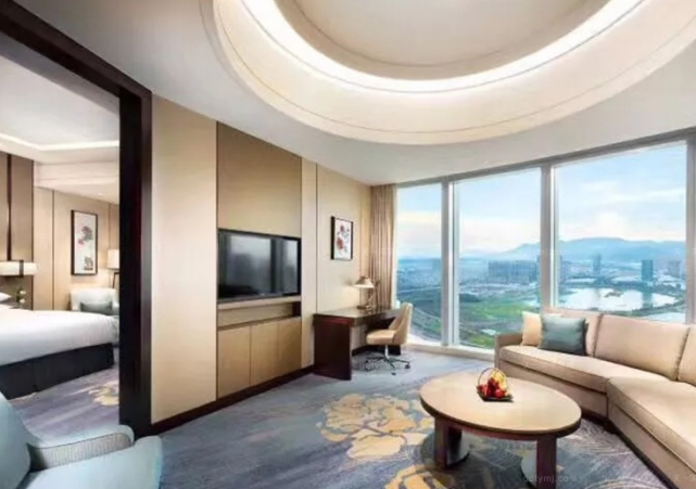 这位大佬就是唐骏,20前年从香港回内地发展,回来的时候上海房价并没有