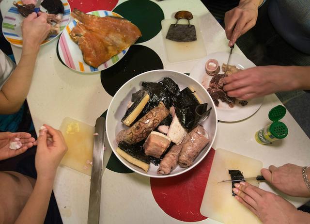 北极圈因纽特人的一日三餐,看完终于明白:这才是食物链顶端的人_腾讯