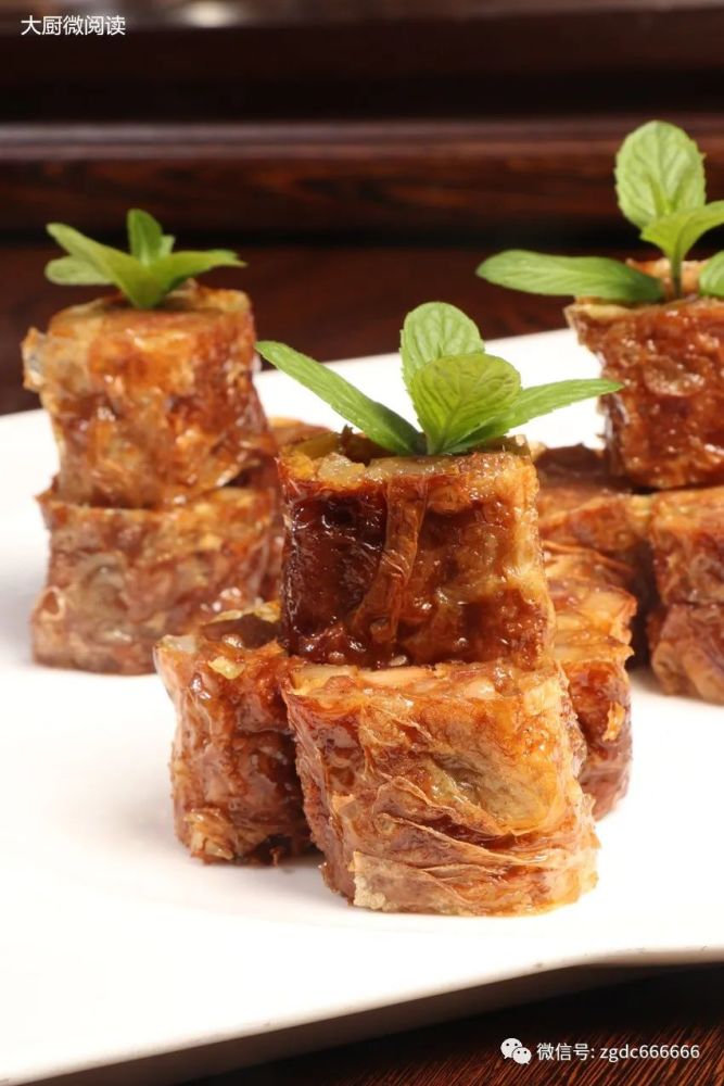 这道炸肉卷外酥里嫩,五香味浓,关键是调入干葱酥和五香粉!