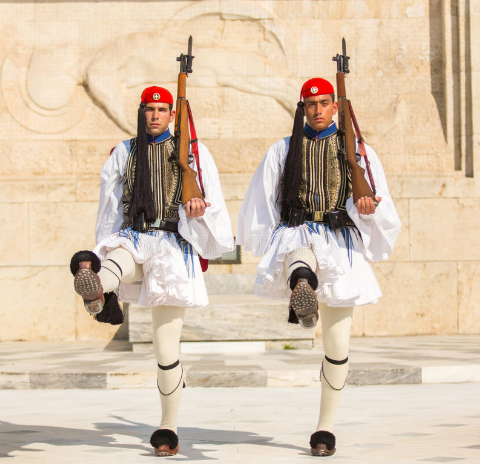 谁说男人不能穿裙子?希腊士兵就穿这个,帅不帅?_腾讯新闻