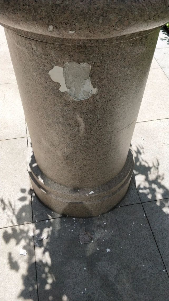 两侧柱子都已掉皮心情瞬间不美好了看到这个破损的柱子每当经过这里的