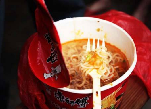 康师傅泡面火了,"红烧牛肉"别出新意,打开后,网友:这是泡面?