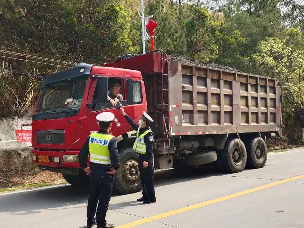 興寧交警嚴厲查處大貨車超限超載改裝改型違法行為