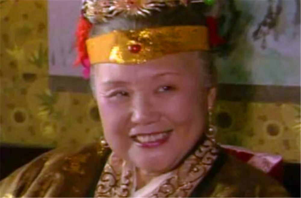 巧姐儿是贾母嫡重孙女,与堂兄贾兰一样,是贾母唯二的嫡重孙辈,王熙凤