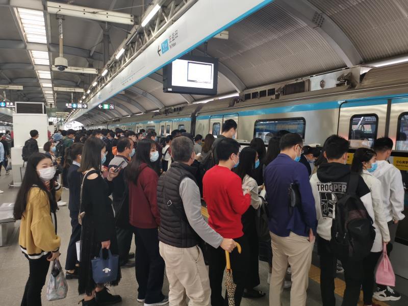 深圳地铁所辖7条线路日均客流恢复至七成实名乘车切记扫车厢码