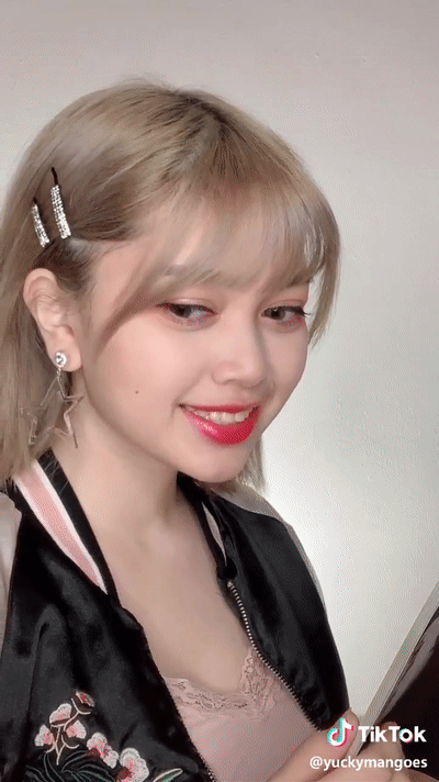 重庆一大学老师撞脸lisa走红最新高情商回应获2100万人关注网友这比