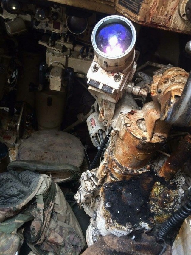 由于没有引起其他炮弹的连锁殉爆,不然炮塔都要被彻底炸飞