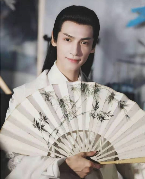 男明星拿扇子绝美瞬间:躲过肖战,逃过郑业成,却唯独败给了他