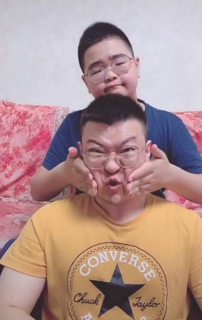 而在曹桐睿身前的爸爸,看起来很是年轻.