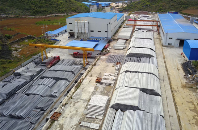 贵州电网公司扶贫产业电杆厂成品堆放区.陈娟 摄