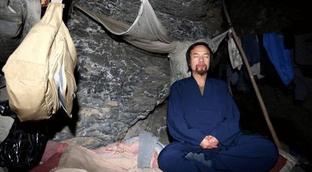 百万富翁公司破产后看破红尘,躲进深山修炼20多年,生活十分惬意