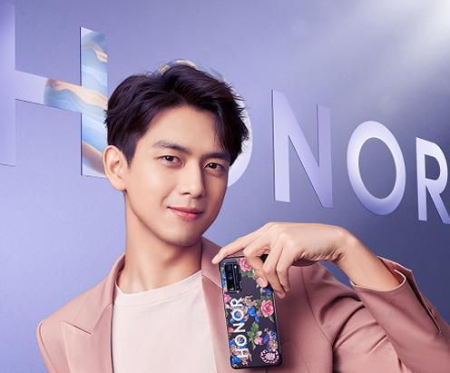 李现代言的荣耀开始玩时尚合作的密扇什么来头网友涨知识了