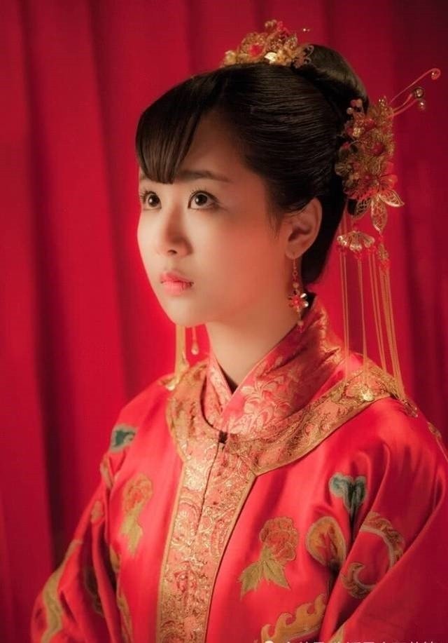 而最终她终于成为婚礼中的主角,最美的新娘,剧中这场婚礼办得超浪漫的