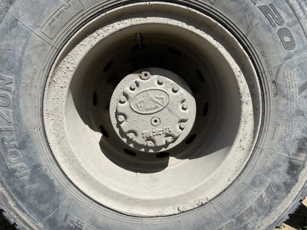 驱动部分采用了安凯的斯太尔轮边减速桥,半轴端盖还使用铸造的方式将