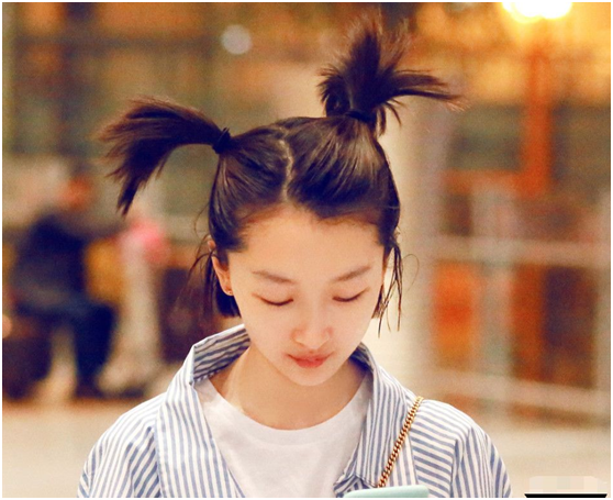 终于正面而清晰地"欣赏"到了周冬雨的另类发型,不仅这两个"冲天辫"