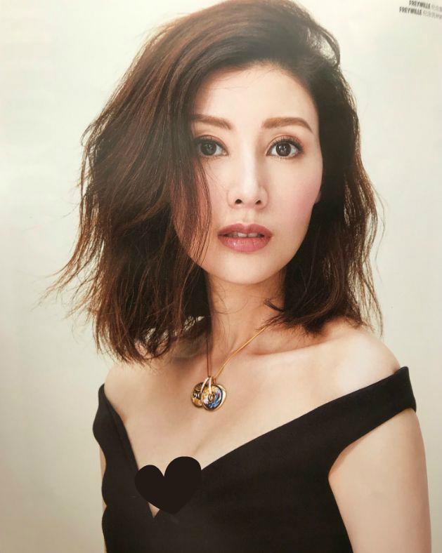 李嘉欣与甘比同晒奢侈品,穿皮草配薄款花裙,昔日情敌暗较劲?