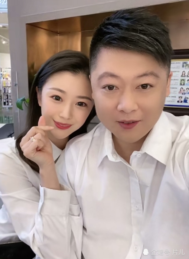 同时,很多网友也大赞谢永强的妻子貌美如花,甚至和剧中的老婆王小蒙一