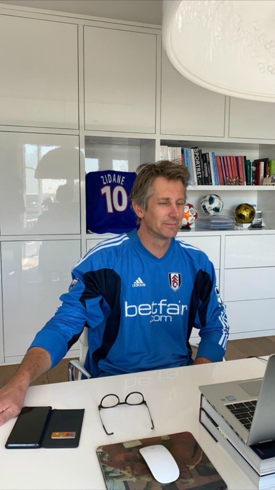 晒球衣范德萨穿着经典球衣居家办公