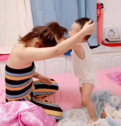 妈妈和2岁儿子正面刚互扯头发打架视频走红网友巅峰对决