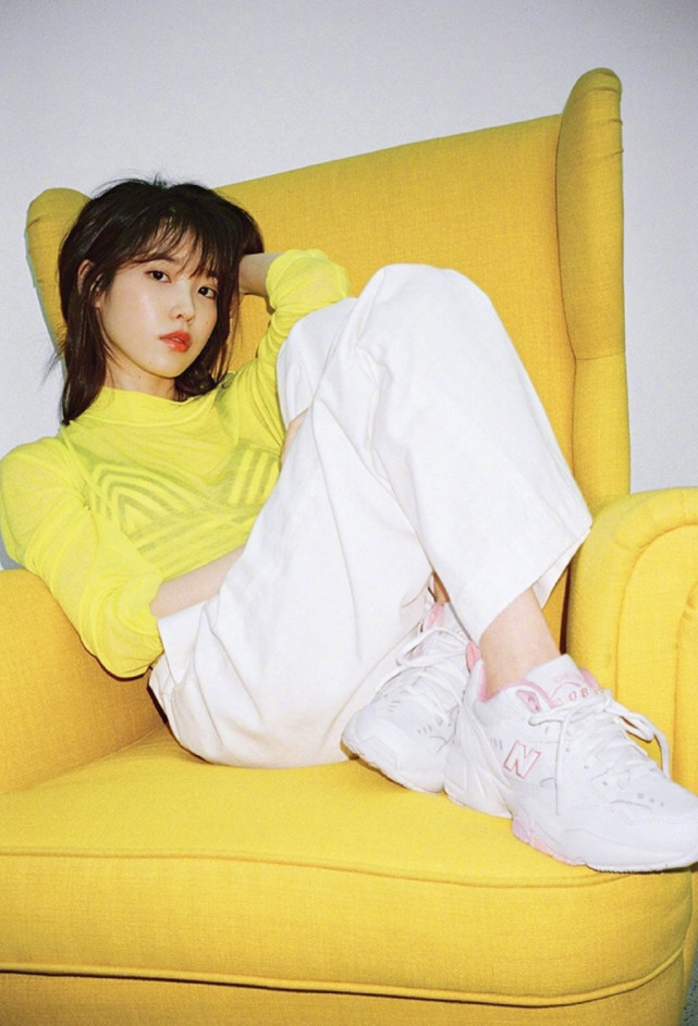 歌手iu教你玩转韩系穿搭毛线开衫是关键腰细腿长太显身材