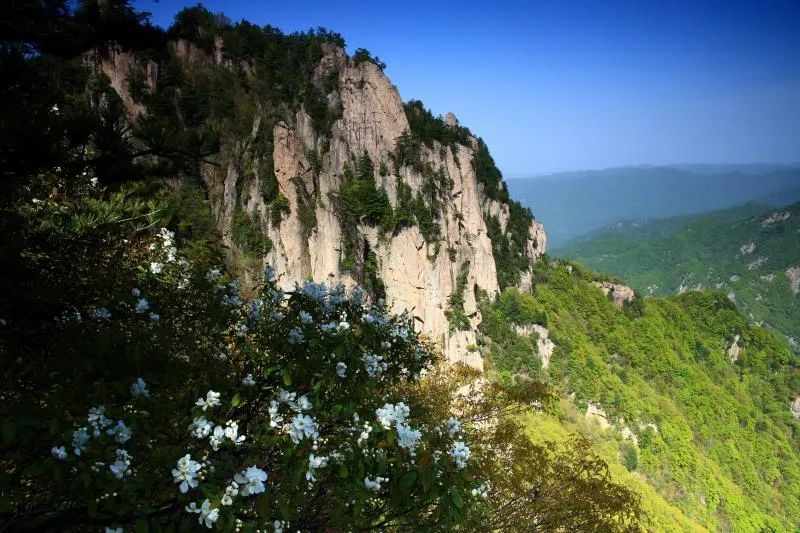 雞峰山景區為是寶雞天台山國家級風景名勝區核心景區,主峰海拔2014米