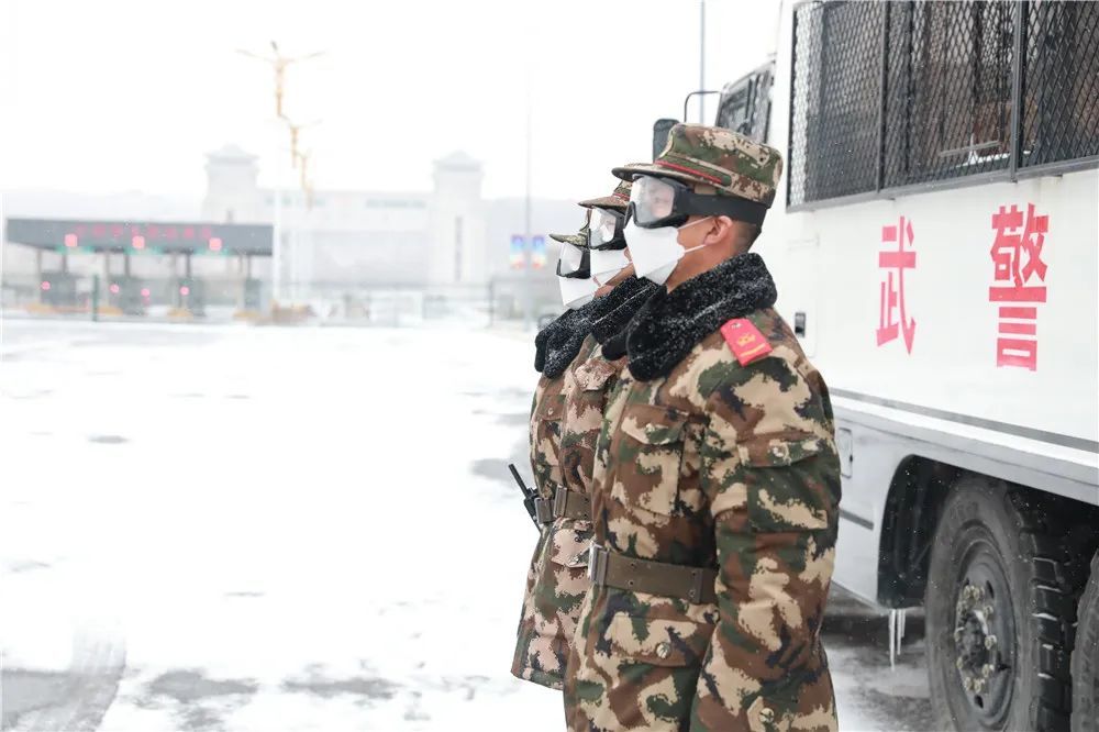 黑龙江暴雪武警官兵坚守战位