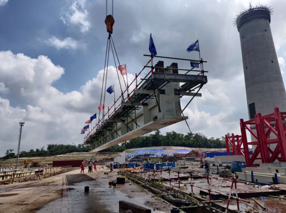 华电玻雅项目1号锅炉大板梁首吊成功
