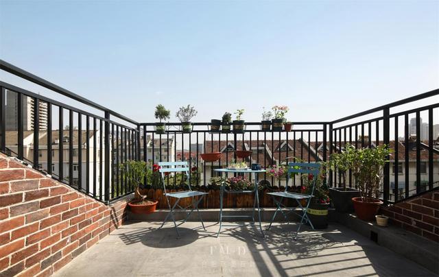 10平大露台堆的全是杂物!太可惜了,种上花草改个空中小花园