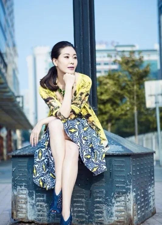 41岁高龄产女交换空间主持人王小骞离开央视后过得如何