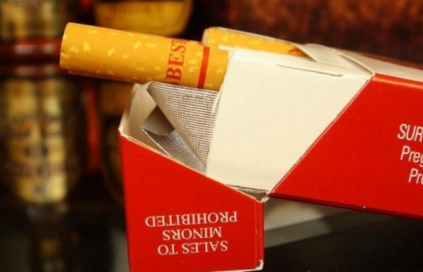 国人去美国旅游,看到国外的中国香烟价格后怒了!国人:"不公平!