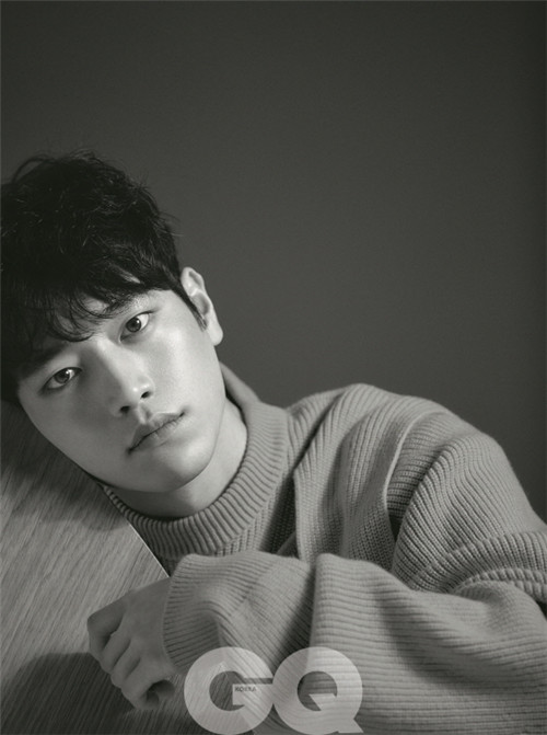 徐康俊最新画报公开 霓虹灯下展现帅气脸庞