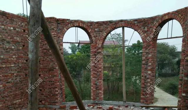 江西彭先生40万盖房,父母在家监工,施工队干活留下4个大问题_腾讯新闻