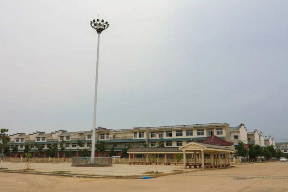 刘店镇更踏层峰开新篇