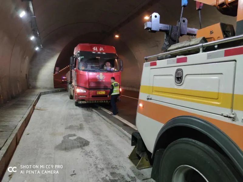 险 牵引车在龙海一隧道内出故障 司机竟然 腾讯新闻