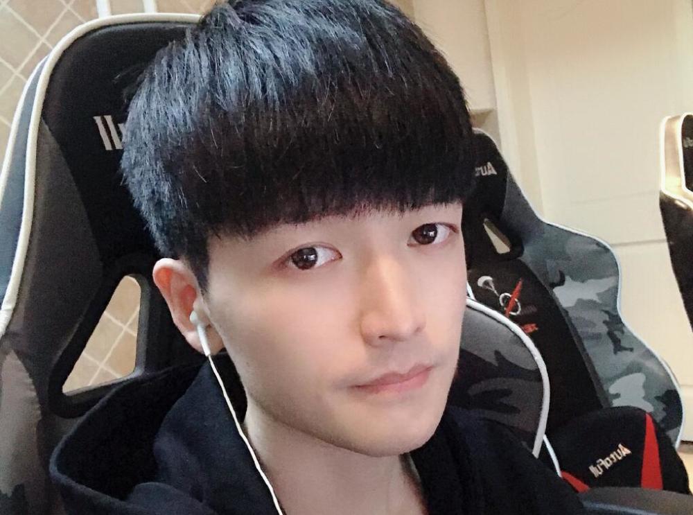 cfpl职业选手中除了二星之外,还有李思楠,y2,浩南,哈伦等选手,不过很