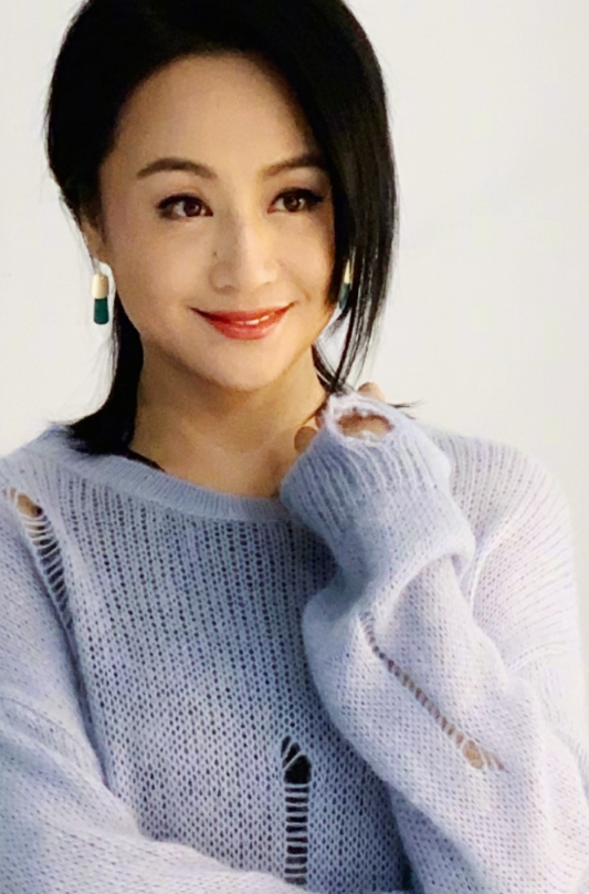 46岁曹颖破洞毛衣配热裤秀漫画腿,头上白发明显依旧自信满满!