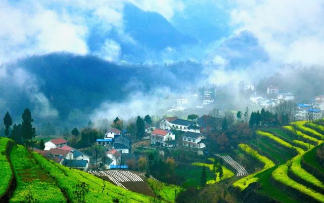 高车村:"大梁白云起,氛氲殊未歇"打开腾讯新闻,查看更多图片 >"微朝天