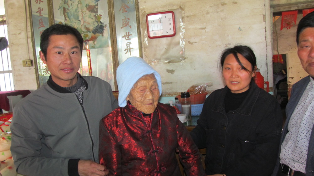 百岁老人董桂英与家人在一起