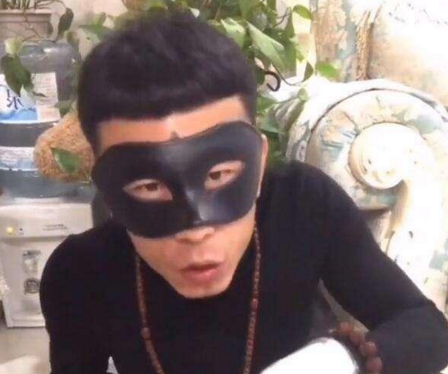 为了能直播赚钱,老八带上了面具但由于没有一技之长,他在决心改过自新