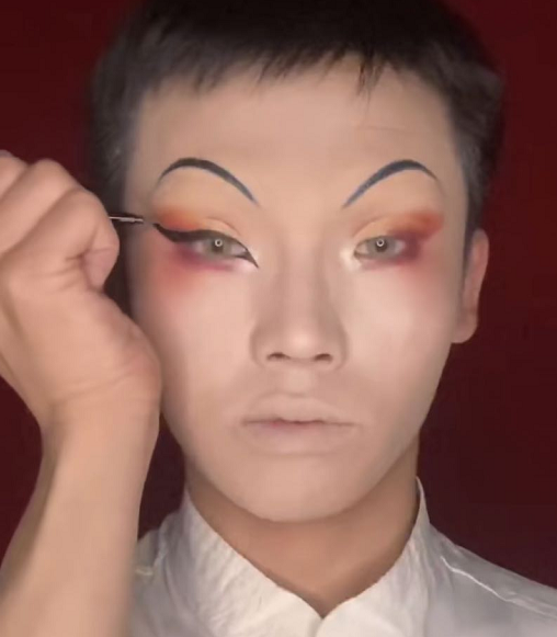 小哥哥仿妆"妲己",开始:来蹭热度的?看到最后:你是替身吧!