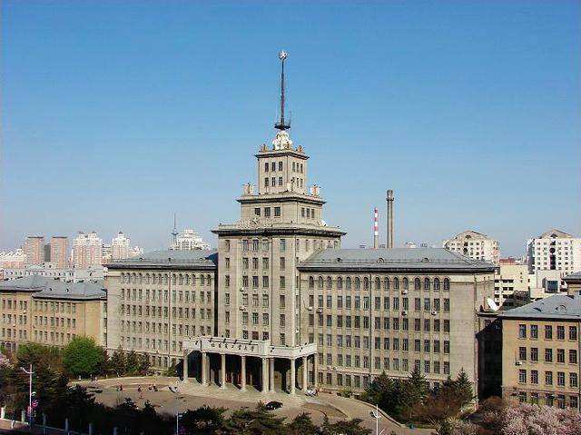 尽管在我国,哈尔滨工业大学还是一所顶级高校,但是它的生源质量却在不