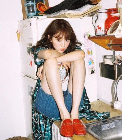 "南韩腿精"李圣经登韩国芭莎5月刊,纤细直腿让网友羡慕!