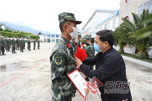 大理武警战士勇擒诈骗犯获驻地表彰