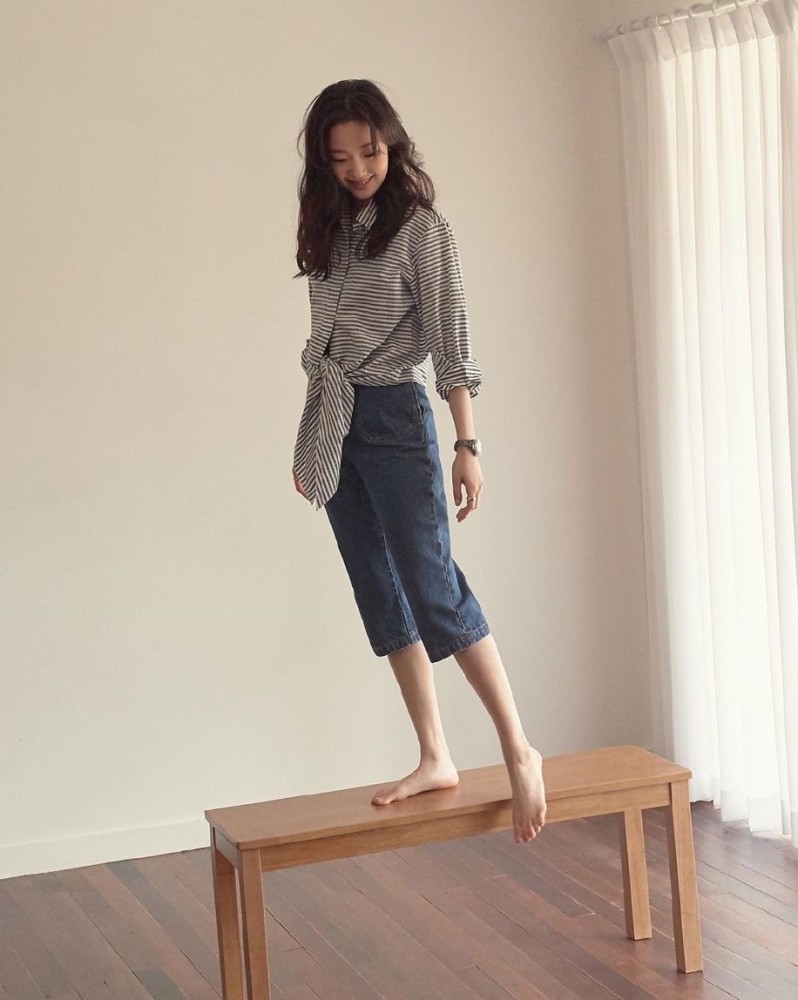 被金高银惊艳了,穿针织衫牛仔裤秀s型曲线,配灿烂笑容甜美极了